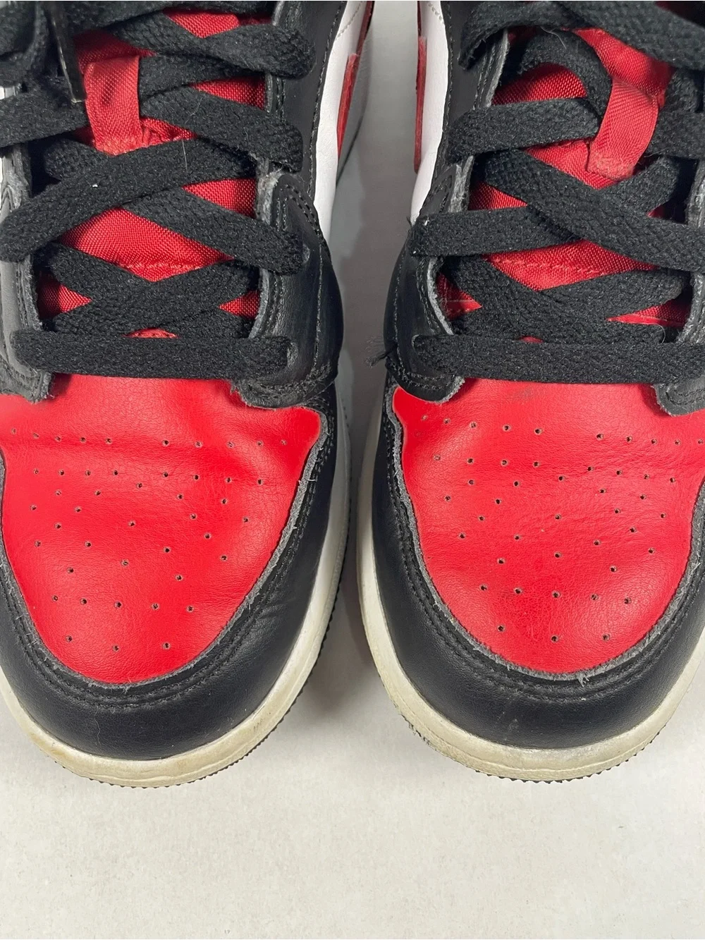 Nike Air Jordan 1 Mid GS 'Bred Toe' 2022 (554725-079) - Size 5.5Y / Women's 7
